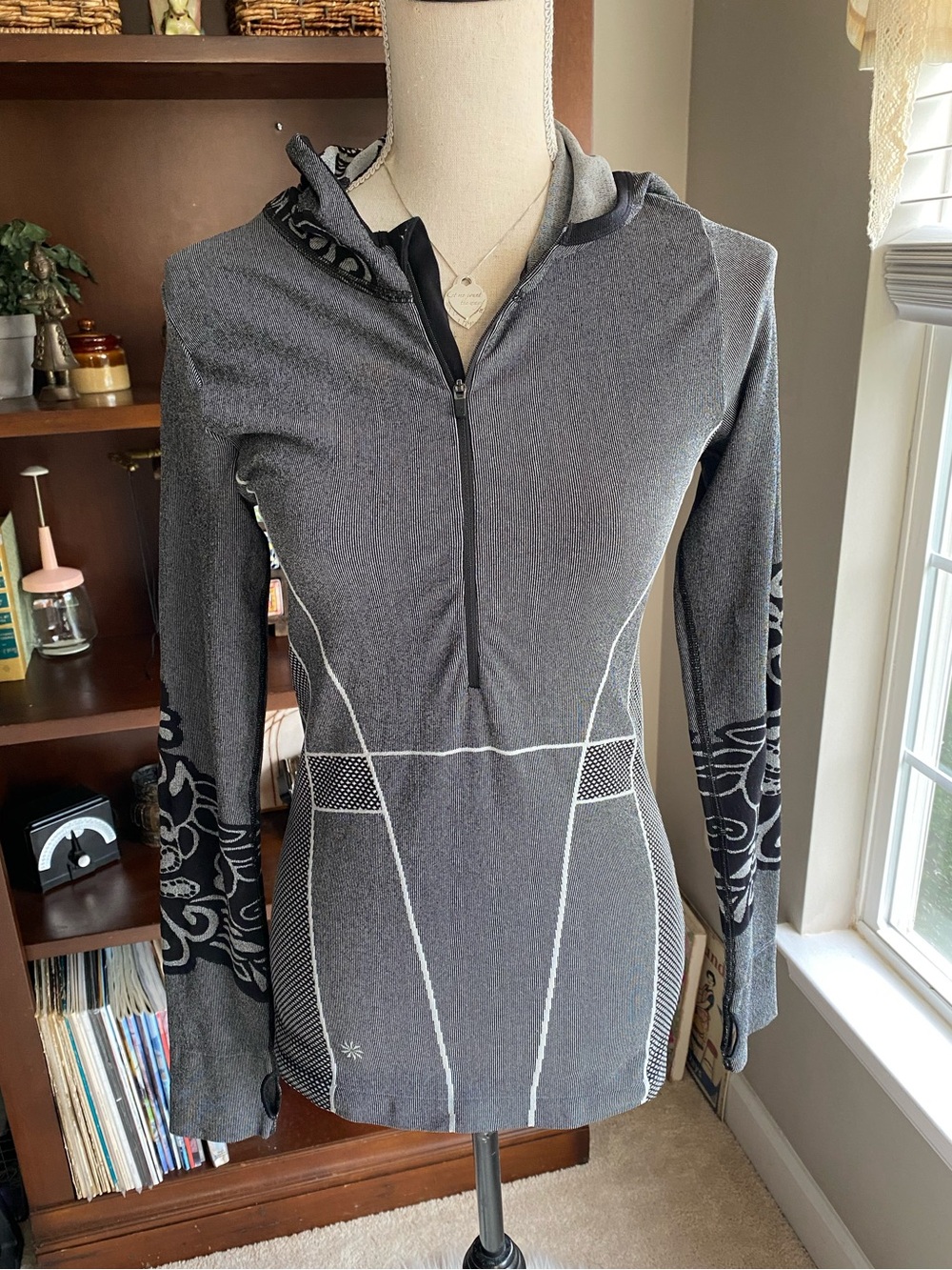 Athleta Seamless Twist Compression Hoodie Grey Floral Thumbholes Size Large EUC